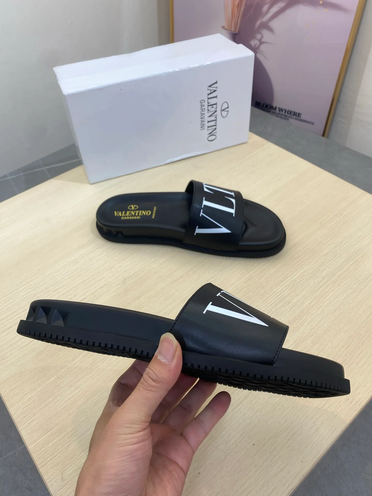 P260💰Valentino VALENTINO Size: 39--46 Burberry classic men's slippers, high-end boutique, original material, fine workmanship, casual, loose and comfortable, a must-have in summer👏👏👏